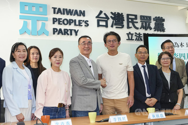 國民黨新北市長參選人李四川（左4）21日上午拜會民眾黨立法院黨團，與民眾黨主席黃國昌（左5）握手致意，並和黨籍立委合影留念。中央社記者鄭清元攝　115年8月21日