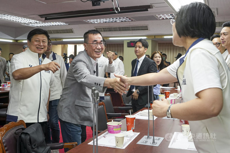 國民黨新北市長參選人李四川（左2）21日拜會國民黨立法院黨團，在黨團總召傅崐萁（左1）陪同下與黨籍立委逐一握手致意。中央社記者鄭清元攝　115年8月21日