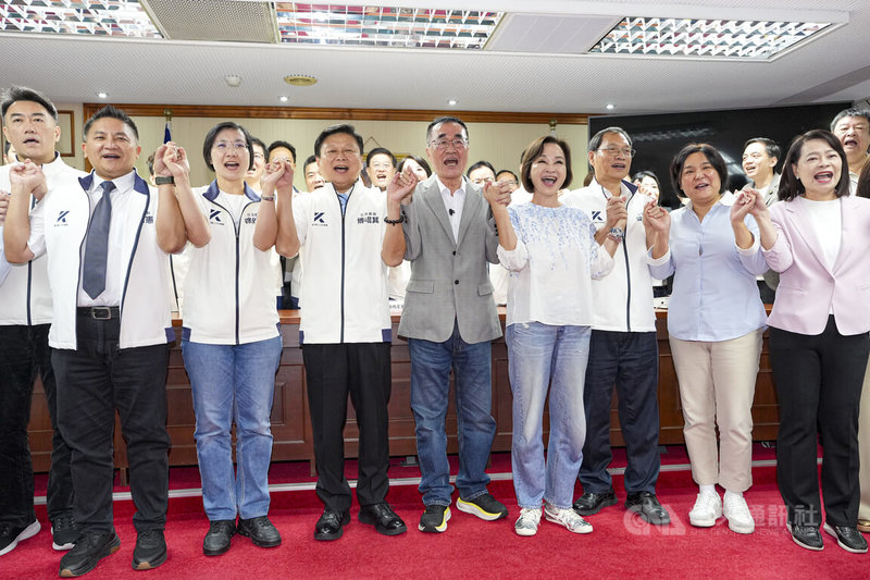 國民黨新北市長參選人李四川（前左5）21日拜會國民黨立法院黨團商討新北市重大市政建設，會中與國民黨立委牽手高喊口號並合影。中央社記者鄭清元攝　115年8月21日