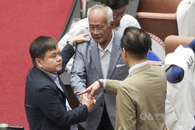 立委涉貪案，台灣高等法院二審21日改判現任立委陳超明（中）無罪，陳超明稍晚現身立法院院會，民進黨立委莊瑞雄（左）等人上前跟他握手致意。中央社記者鄭清元攝　115年8月21日