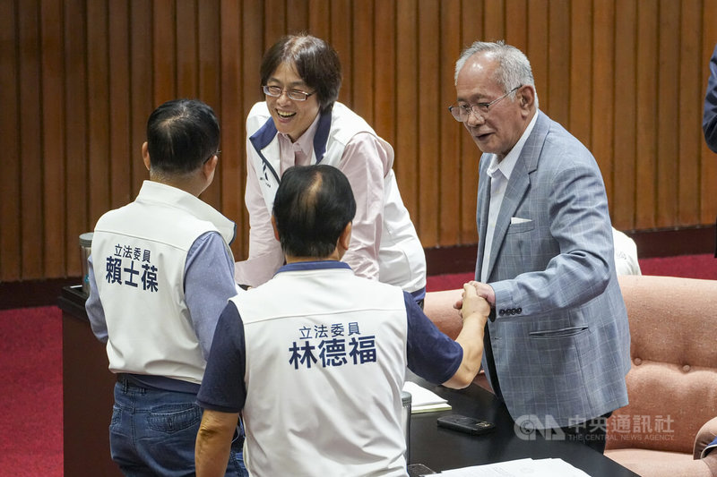 立委涉貪案，台灣高等法院二審21日改判現任立委陳超明（右）無罪，陳超明稍晚現身立法院院會，國民黨立委賴士葆（左）、林德福（前中）等人跟他握手致意。中央社記者鄭清元攝　115年8月21日