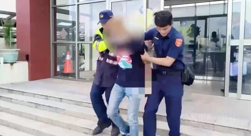 謝文雄去年在新北土城當街砍殺妻子及小姨子多刀致死。新北地院國民法官連5天審理，21日依殺人罪判處無期徒刑，褫奪公權終身。圖為警方在彰化縣伸港鄉將謝男緝捕到案。（翻攝照片）