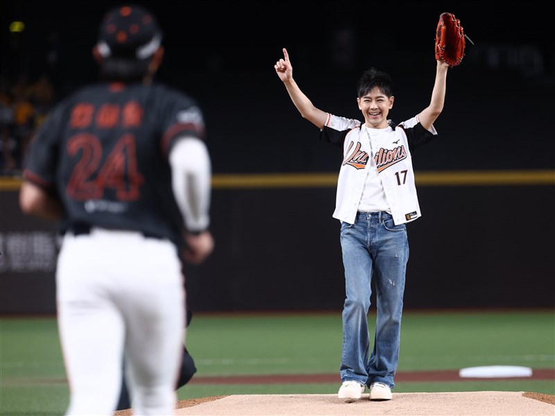 藝人「小旋風」林志穎（後）21日受邀到台北大巨蛋，為中職統一7-ELEVEn獅隊賽事開球，他站在投手丘帥氣開出好球。（統一獅提供）中央社記者謝靜雯傳真　115年8月21日