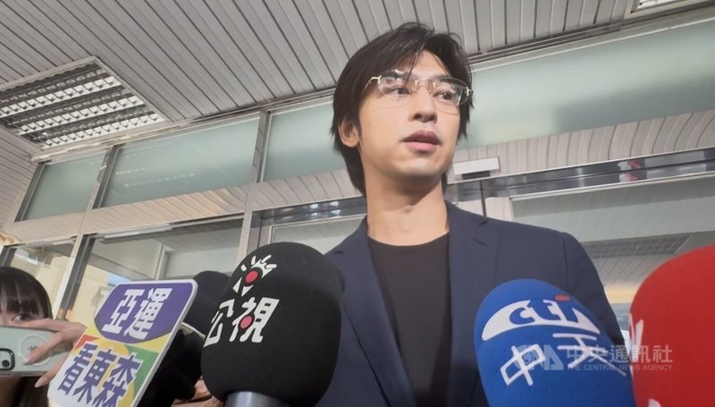 藝人陳柏霖涉偽造高血壓閃兵，21日首度赴新北地院出庭，在庭上認罪並請求緩刑。庭後受訪表示，未來他會更謹慎地做每一個選擇，尊重司法全力配合法院程序。中央社記者曹亞沿攝　115年8月21日