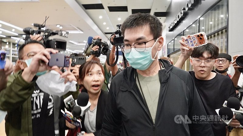 前總統陳水扁女兒陳幸妤離婚事件延燒，前夫趙建銘（圖）20日晚返台，大批媒體在高雄機場守候，趙建銘入境後不發一語僅發放聲明。 中央社記者董俊志攝 115年8月20日