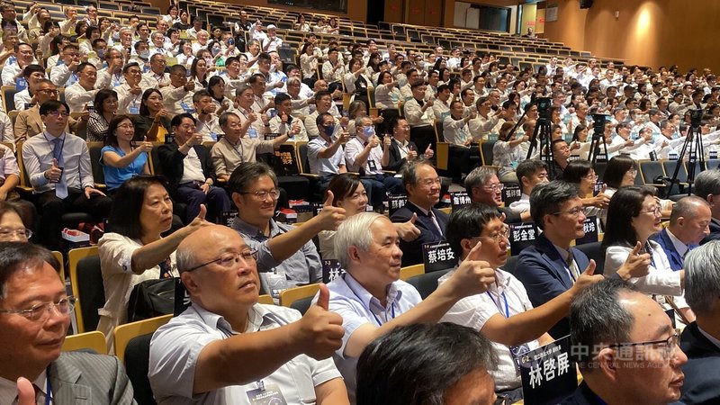新北市校長會議21日登場，全市高中職、國中小校長齊聚，校長會議聚焦AI賦能、教師專業成長及前瞻教育領導。中央社記者黃旭昇攝  115年8月21日