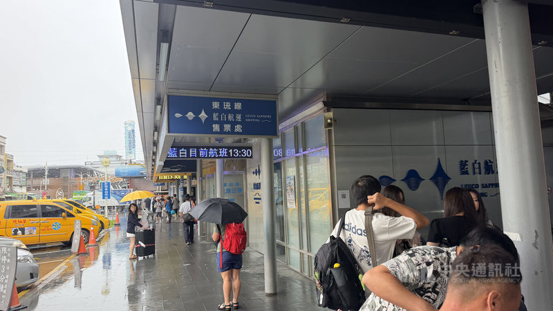 屏東大雨不斷，往返小琉球間航線風浪漸大，部分航運公司調整21日下午航班，東港碼頭陸續出現搭船旅客。中央社記者李卉婷攝　115年8月21日