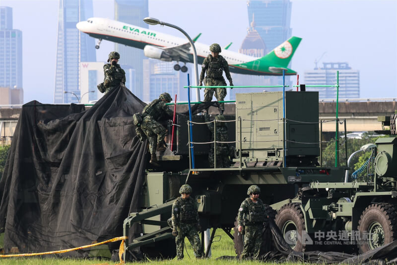 漢光42號實兵演習，愛國者飛彈車12日上午機動移防至台北市河濱進駐戰術位置，演練首都防空任務。（中央社檔案照片）