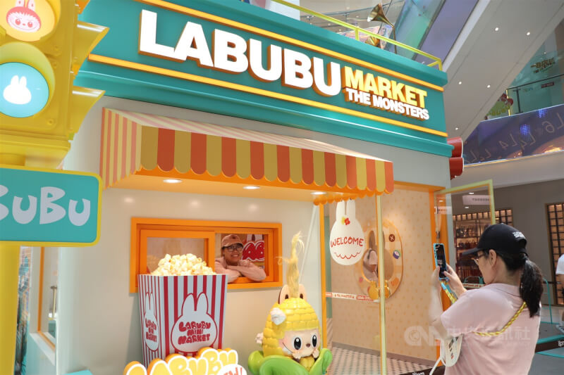 中國北京一家百貨公司2025年6月設立的LABUBU快閃店，吸引民眾駐足參觀。（中央社檔案照片）