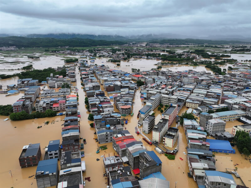 颱風梅莎外圍環流7月上旬致中國廣西南寧市強降雨，造成水庫決堤引發洪災。橫州市災區整片房屋被淹。（中新社）