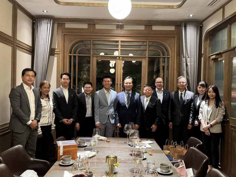 泰國最大在野黨、人民黨黨魁納塔蓬發文表示，20日晚間與駐泰代表藍夏禮及代表處一行人共進晚餐。（圖取自facebook.com/natthaphong.ruengpanyawut）