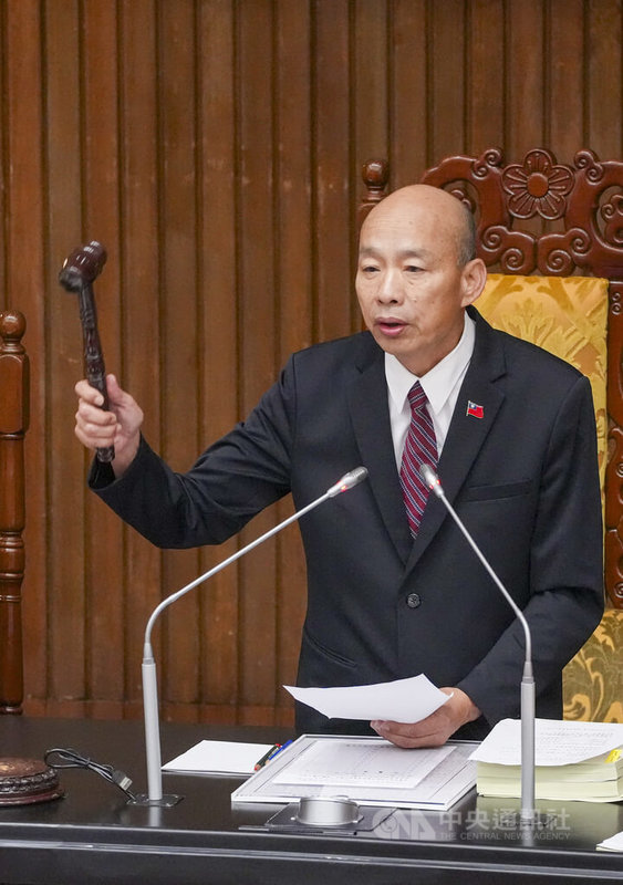 立法院會21日三讀通過偏遠地區學校教育發展條例第12條、第15條及第17條條文修正草案，完善偏遠地區學校辦學及師資支持措施，立法院長韓國瑜（圖）敲槌宣告通過。中央社記者鄭清元攝　115年8月21日