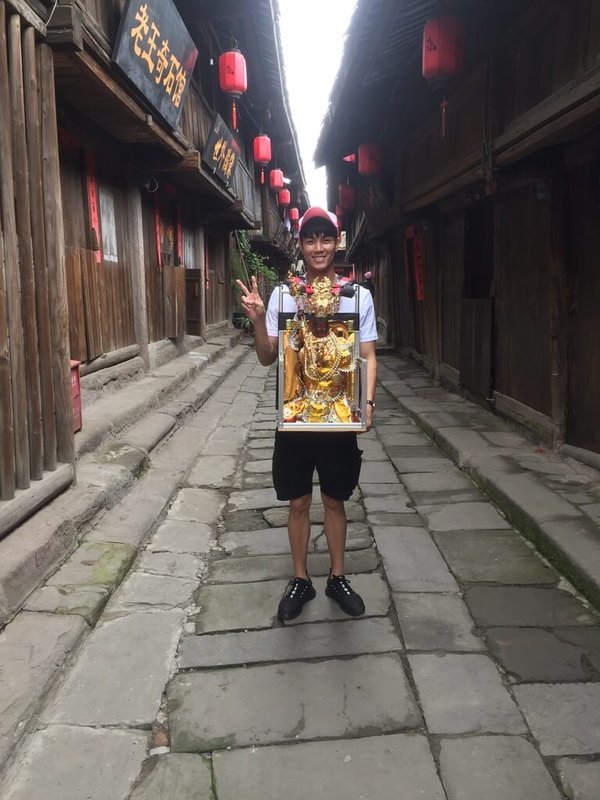 歌手兆群曾在事業低潮被神明要求一起去中國四川旅遊，完成任務後讓演藝路順利許多，讓他直呼神奇。（拾光飛翔娛樂提供）中央社記者王心妤傳真　115年8月21日