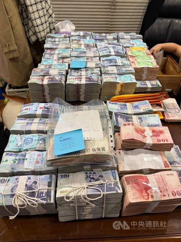 中檢偵辦嘉虹金屬公司，疑透過多家公司洗錢並逃漏稅，初估洗錢金額逾新台幣100億元，日前發動搜索帶回37人偵辦，並向台中地院聲請扣押裁定扣得3億6698萬餘元，查扣現金近5000萬元。（翻攝照片）中央社記者蘇木春傳真　115年8月21日