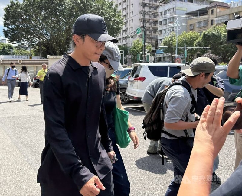 藝人坤達(前左)涉偽造高血壓閃兵,21日首度赴新北地院出庭,在庭上認罪並請求緩刑。坤達庭後受訪時向大眾致歉,並快步離開法院。中央社記者曹亞沿攝 115年8月21日