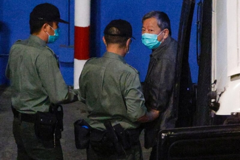 香港支聯會前主席李卓人（右）2021年4月因非法集會被判刑後，被囚車押送至收押所。（路透社）