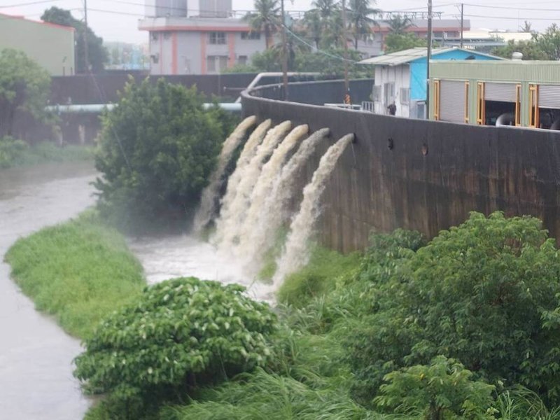 受西南風偏強及低壓帶影響，台南市雨勢不斷，局部地區21日累積雨量突破250毫米，水利單位全力抽水因應。因降雨劇烈，台南市災害應變中心22日7時二級開設（台南市政府提供）中央社記者張榮祥台南傳真 115年8月22日