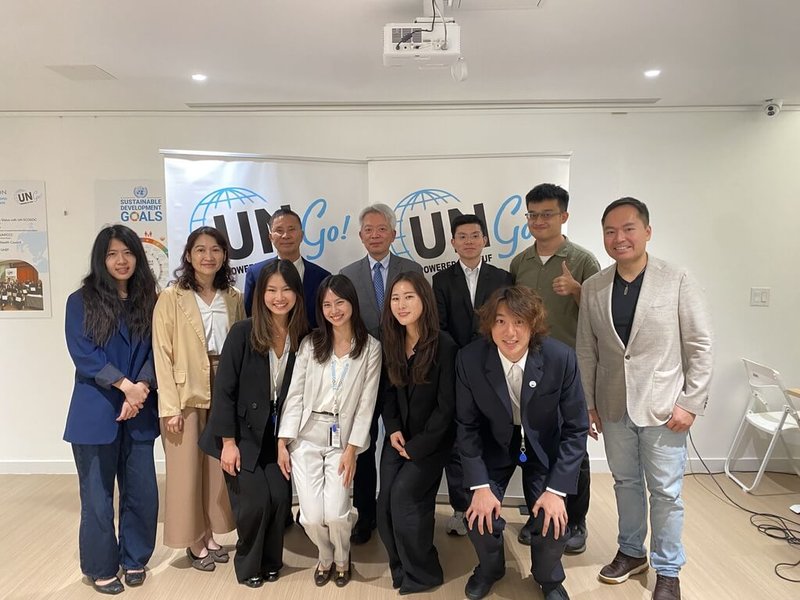 世台聯合基金會20日在紐約舉辦「青年領袖培力實習計畫」結業典禮與成果發表會，基金會董事長陳秋貴（後排左3）、駐紐約台北經濟文化辦事處處長李志強（後排左4）及青年們出席。（世台聯合基金會提供） 中央社記者侯姿瑩華盛頓傳真 115年8月22日