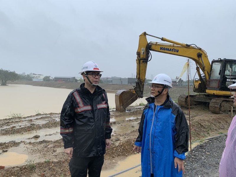 高雄市22日受西南風及低壓帶影響，上午出現短延時強降雨，導致部分地區積淹水。高雄市長陳其邁（左）親自前往視察多處治水設施，包含十九灣滯洪池工程等。（高雄市水利局提供）中央社記者林巧璉傳真　115年8月22日