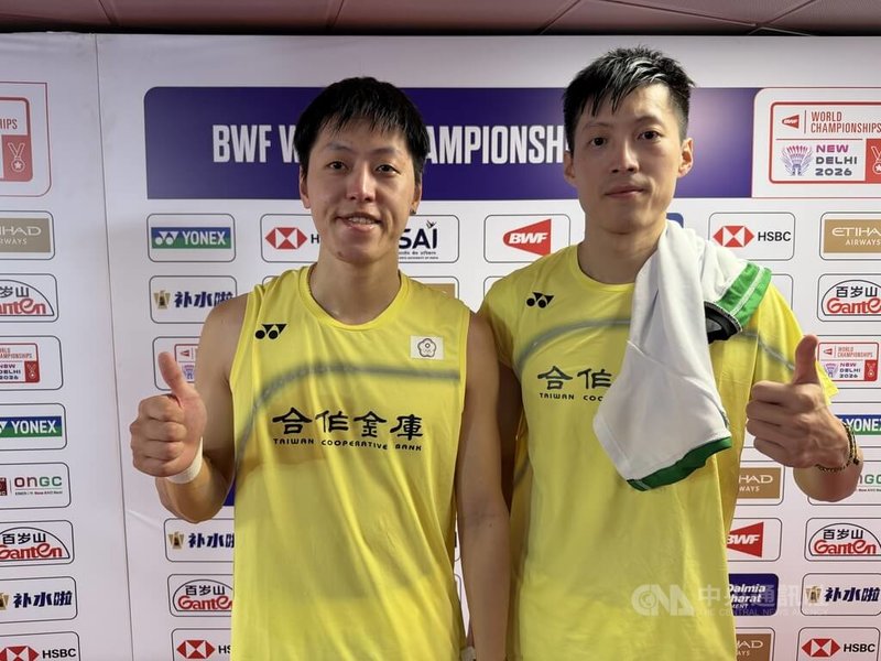 台灣選手李哲輝（圖左）、楊博軒（圖右）的組合，今天以21比19、21比16獲勝打進世錦賽4強，至少拿下銅牌，追平陳宏麟、王齊麟寫下的台灣男雙紀錄。中央社記者李晉緯新德里攝115年8月21日
