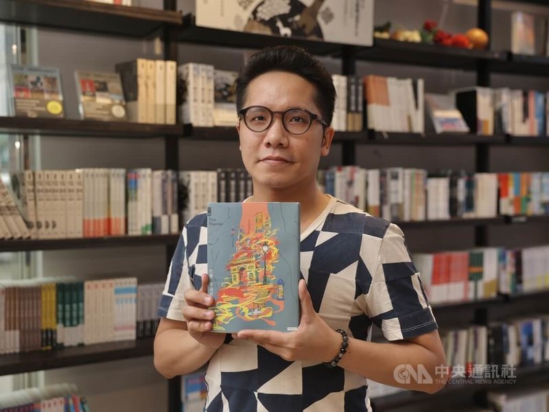作家白樵最新長篇小說「巴黎愛染經」，虛實交錯10年前一段歷經重病與生死冒險的青春歲月，坦白而充滿神祕色彩。中央社記者王飛華攝　115年8月22日
