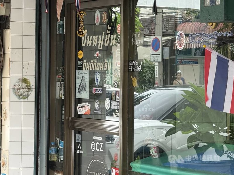 曼谷近郊8月初發生校園槍擊案後，槍店業者相當低調，大多不願受訪。圖為店家門口貼了槍枝照片。中央社記者李宗憲曼谷攝　115年8月22日