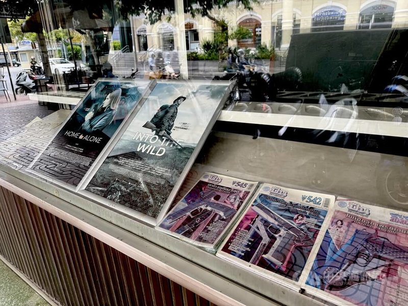泰國曼谷王普拉帕槍街的一家槍店櫥窗擺放多本槍械雜誌。中央社記者李宗憲曼谷攝　115年8月22日