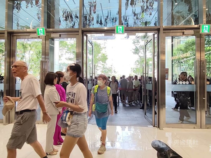 遠東Garden City 22日全區試營運，開門後大批民眾陸續入場。中央社記者何秀玲攝　115年8月22日