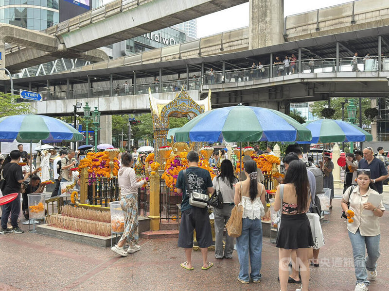 泰國觀光業今年明顯放緩，自1月至8月15日，外國旅客約1976萬人，年減2.91%。圖為曼谷知名景點四面佛，旅客絡繹不絕。中央社實習記者李思齊曼谷攝　115年8月22日