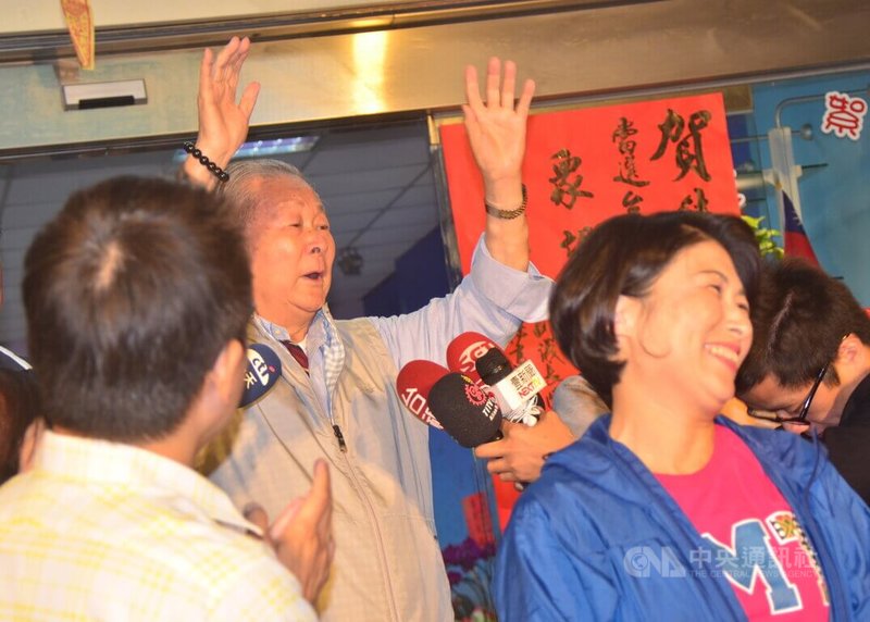 圖片攝於2018年11月，前立法院副院長饒穎奇（中）得知女兒饒慶鈴 （前右）當選台東縣長時，開心慶祝。中央社記者盧太城台東攝 115年8月22日