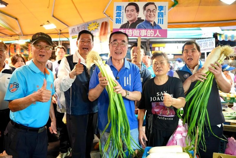 國民黨新北市長參選人李四川（前中）22日在板橋區朝陽市場拜票，與基層鄉親搏感情，強調傾聽在地聲音為市民打拚。（李四川競選辦公室提供）中央社記者黃旭昇傳真　115年8月22日
