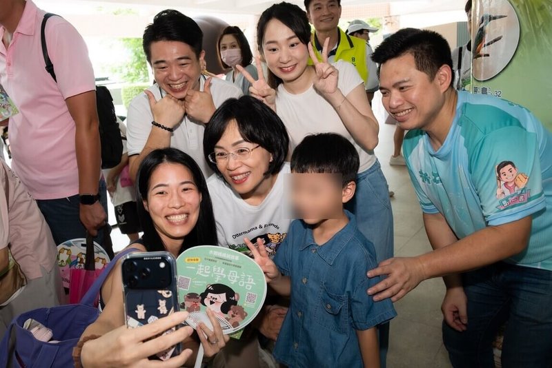 民進黨籍新北市長參選人蘇巧慧（前中）22日在土城區樂利國小舉辦「水獺媽媽樂園」活動，吸引親子家庭參與，場面熱鬧。（蘇巧慧競選辦公室提供）中央社記者黃旭昇傳真　115年8月22日