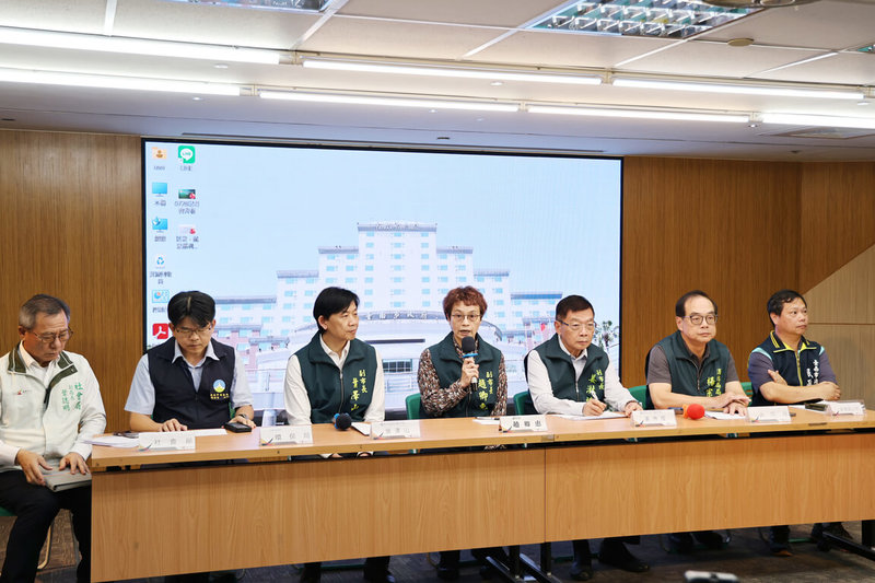 台南市安南區海佃路住宅區空地廢棄物22日凌晨起火爆炸，並波及鄰近民宅，副市長趙卿惠（中）表示，已對受災最嚴重11戶啟動緊急安置及救助，後續將由相關局處及區公所會勘，協助處理住宅受損問題。（台南市政府提供）中央社記者張榮祥台南傳真　115年8月22日