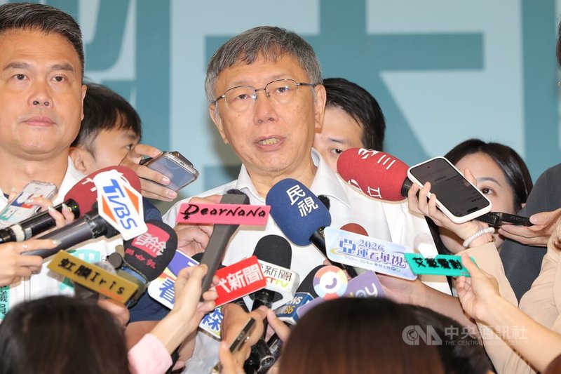 台灣民眾黨22日在台北舉辦親子飛行嘉年華，創黨主席柯文哲（前中）受訪回應國民黨配票及中配徐春鶯判決等時事議題。中央社記者翁睿坤攝　115年8月22日