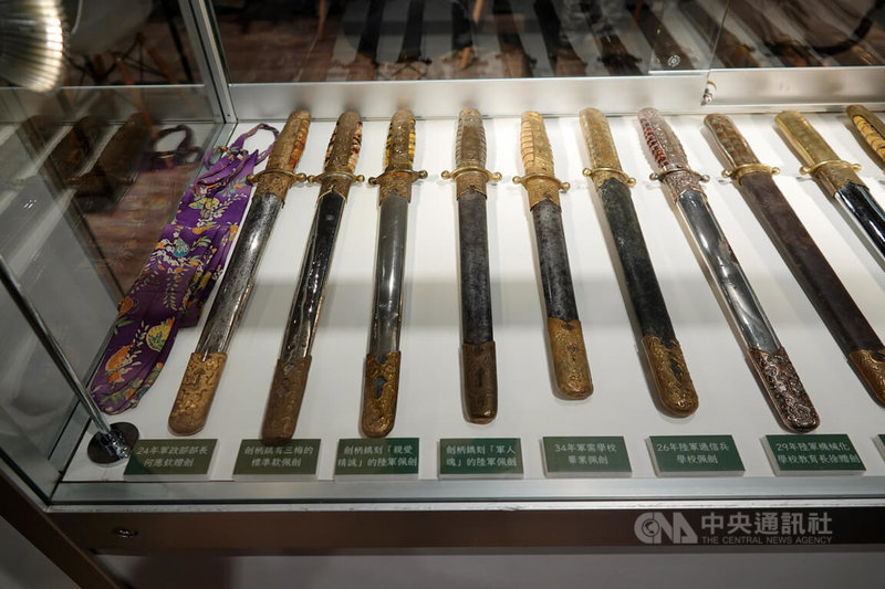 「軍人魂－國軍抗戰時期佩劍圖誌」新書發表會22日於黎明文化公司舉行，現場展出多把抗戰時期國軍軍人的佩劍。中央社記者吳書緯攝　115年8月22日