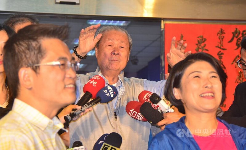 前立法院副院長饒穎奇（中）21日晚間過世，享壽93歲。圖為2018年11月女兒饒慶鈴 （前右）當選台東縣長時，饒穎奇開心喊「我心願已了」。中央社記者盧太城台東攝 115年8月22日