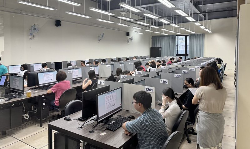 國家發展委員會檔案管理局22日於北區致理科技大學、中區修平科技大學及南區長榮大學3個考區，同步舉辦「檔案管理人員專業認證基礎與進階級電腦化考試」，共計1389人報考。（國發會提供）中央社記者潘姿羽傳真　115年8月22日