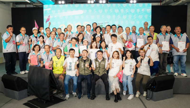 民進黨籍新北市長參選人蘇巧慧（後中黑外套者）22日正式成立嘉義同鄉後援會，開心與後援會成員及黨籍市議員參選人等合影。（蘇巧慧競選辦公室提供）中央社記者黃旭昇傳真  115年8月22日