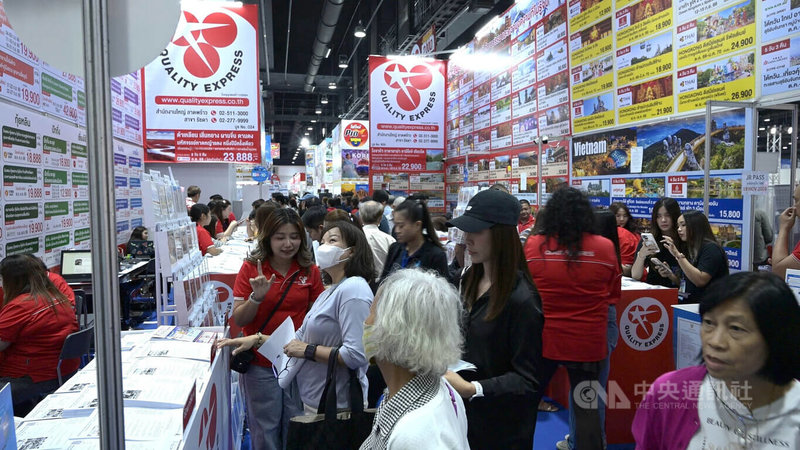 曼谷詩麗吉王后國家會議中心20至23日舉行旅遊展，吸引上百家觀光業者參與，展場被人潮擠得水泄不通。中央社實習記者李思齊曼谷攝　115年8月22日