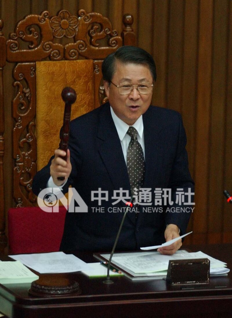 2002年時任立法院副院長饒穎奇在立法院敲槌，宣告通過多項法案。（中央社檔案照片）