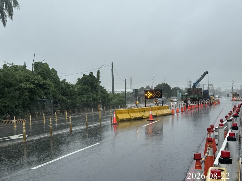 高雄市部分地區22日上午出現短延時強降雨，鳥松區神農路一度因強降雨造成排水箱涵水壓升高，人孔蓋上浮突出路面，積水目前已退。（高雄市捷運局提供）中央社記者林巧璉傳真　115年8月22日