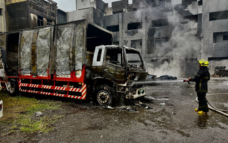 台南市安南區海佃路住宅區一處空地廢棄物22日凌晨起火爆炸，火勢延燒民宅，波及各式車輛，多人受傷送醫。（台南市政府提供）中央社記者張榮祥台南傳真 115年8月22日
