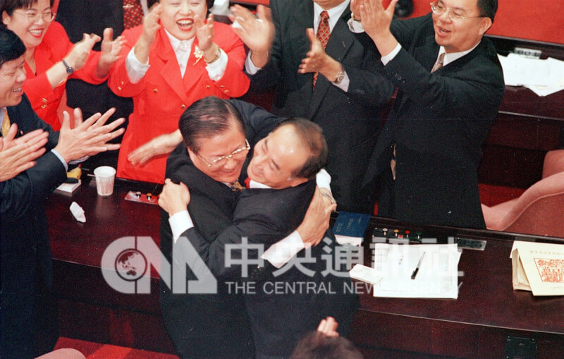 1999年立法院正、副院長候選人王金平（前右）及饒穎奇（前左）得知雙雙當選時，興奮得擁抱在一起。（中央社檔案照片）