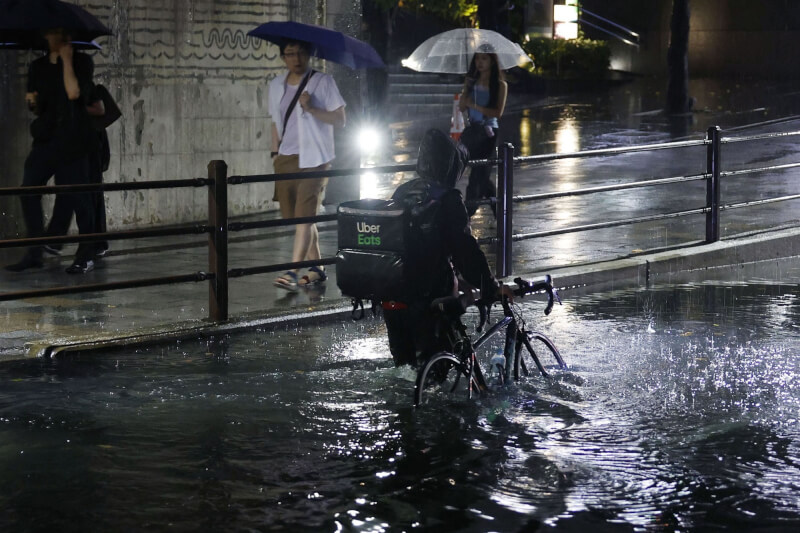 東京都與鄰近地區22日遭豪雨侵襲，日本氣象廳一度針對大雨和洪水發布4級危險警報。圖為東京都千代田區淹水的地下道。（共同社）