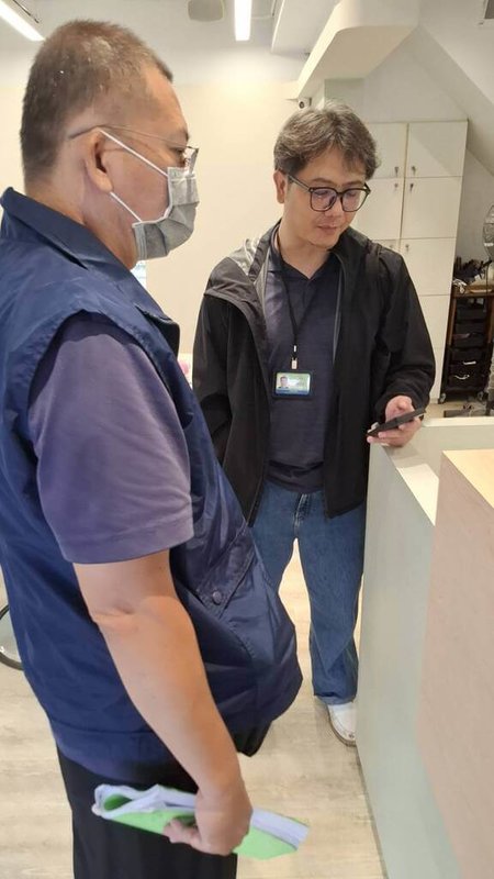 台南市安南區一處住宅區空地遭某公司堆放廢棄物，22日凌晨起火爆炸致多傷。高雄市環保局獲報前往業者登記在鼓山區地址稽查，但到場發現該處為髮廊。（高雄市環保局提供）中央社記者洪學廣傳真　115年8月22日