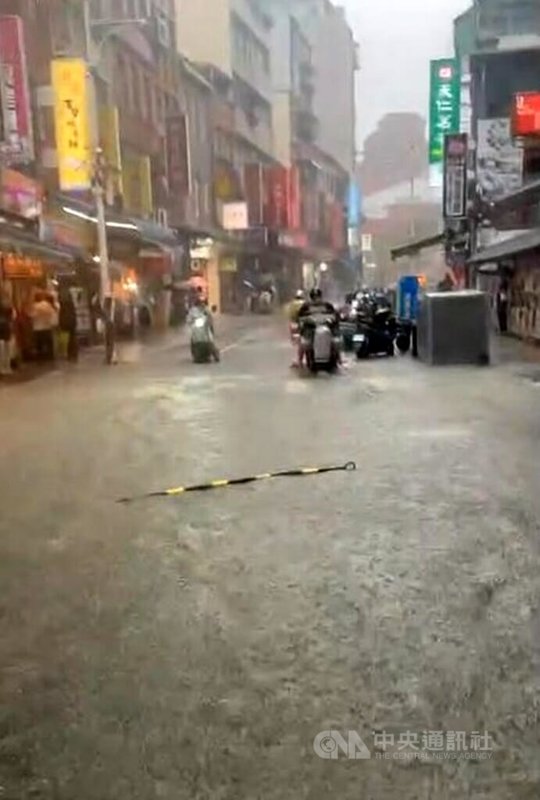 新北市22日午後強降雨，淡水區中正路老街附近嚴重積淹水，一度深達半個機車輪胎高。所幸在雨勢趨緩後，積淹水已陸續消退。（翻攝畫面）中央社記者黃旭昇傳真　115年8月22日