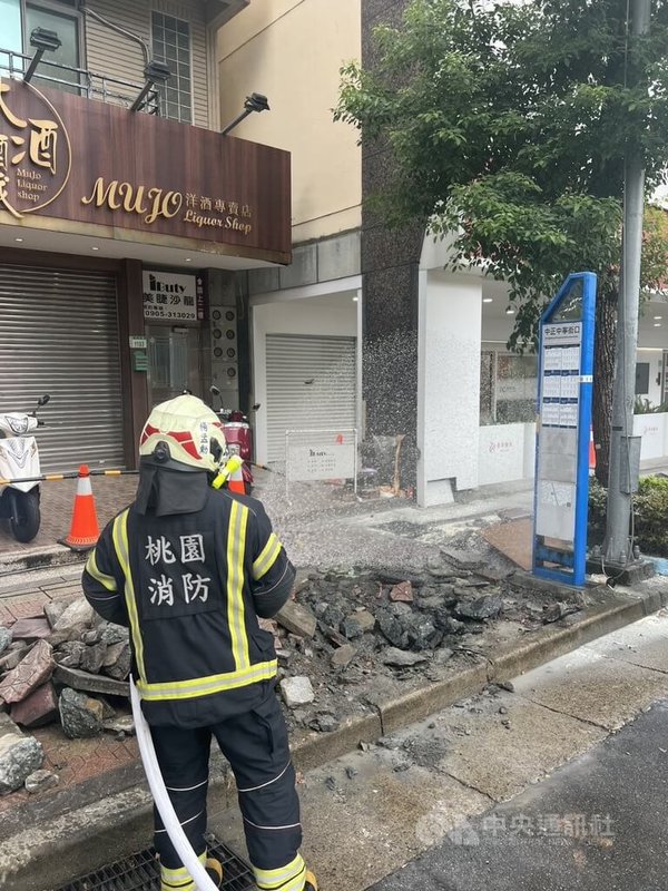 桃園市桃園區中正路22日因道路施工造成管線破裂，現場瓦斯公司48歲梁姓男員工燒燙傷，經緊急處置後送醫治療。消防人員到場持續部署水線防護，後續已完成止漏。（翻攝照片）中央社記者葉臻傳真　115年8月22日