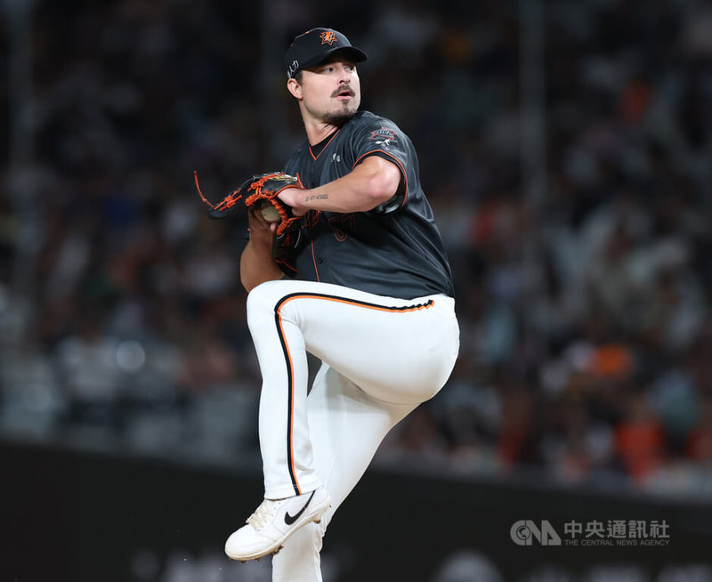 中華職棒統一7-ELEVEn獅隊22日擊敗中信兄弟，獅隊先發投手喬登（Jordan Balazovic）（圖）以93球投完6局，被敲4支安打另有6次三振、3次四壞保送，沒有失分。中央社記者張新偉攝　115年8月22日