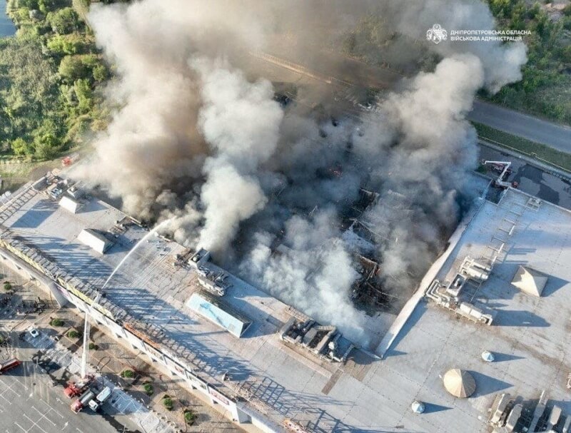 俄羅斯21日發動兩架無人機襲擊烏克蘭中部城市克利福洛一座購物中心。（Oleksandr Hanzha via Telegram/Handout via 路透社）