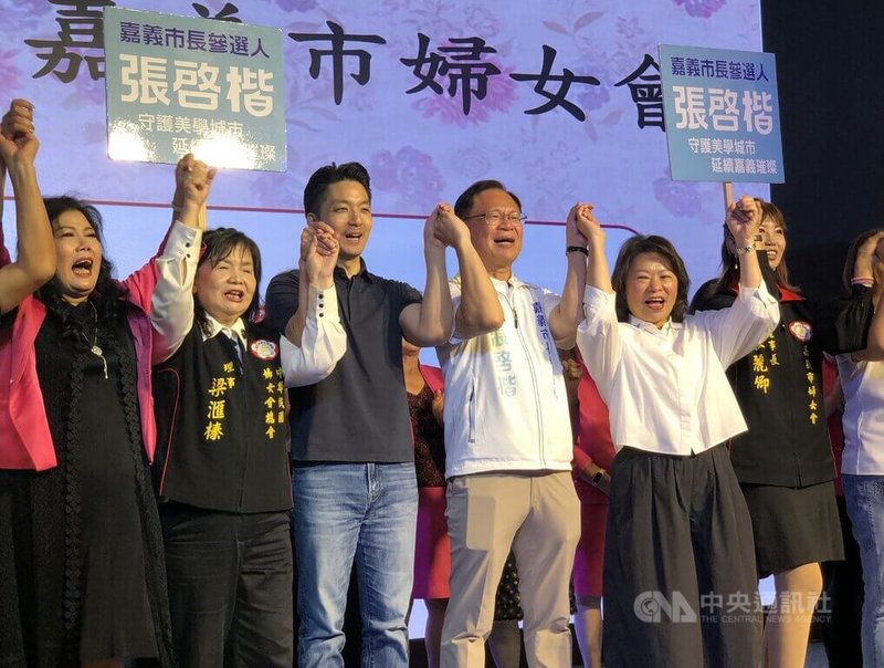 台北市長蔣萬安（左3）23日南下嘉義市，與嘉義市長黃敏惠（右2）一起為民眾黨嘉義市參選人張啓楷（右3）站台，推薦張啓楷是最佳接棒人選。中央社記者黃國芳攝　115年8月23日